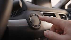 Tombol start engine mobil SUV