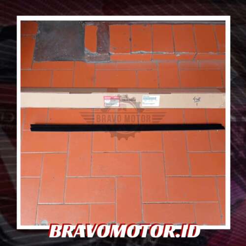 Original 72335 TG4 U00 Pelipit INNER / Weatherstrip Door Inner depan kanan DD1