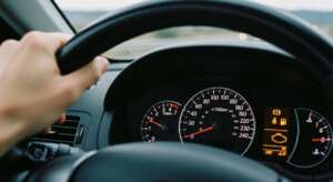 Mengemudi di RPM Terlalu Rendah Terus-Menerus: Hemat atau Merusak?
