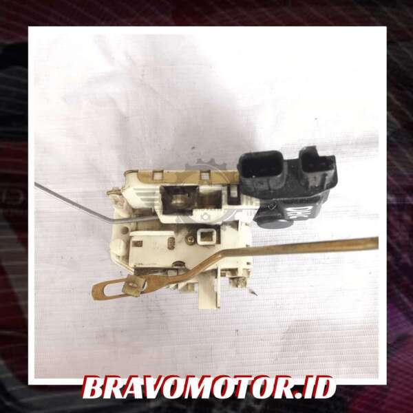 SECOND 72110 Latch assy Door lock depan kanan FIT GD1